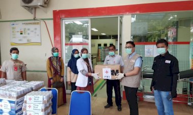 Semangati Tim Medis Lawan Corona, Ketua PMI Fikar Azami Salurkan Bantuan
