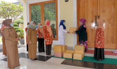 Peduli Petugas Penanganan Covid 19, Hj Rahima Sampaikan Bantuan Bahan Makanan
