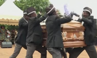 Siapa Sih! Tukang Angkat Peti Mati yang Viral, Cek Ini Faktanya