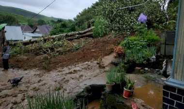 Dihantam Longsor, 2 Rumah Warga Kayu Aro Barat Kerinci Rusak Berat