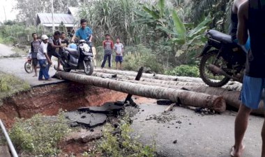 Diterjang Banjir, Jalan di Kecamatan Limun Sarolangun Ini Putus