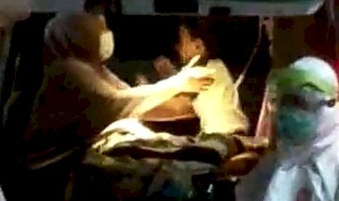 Sedih! Ibu dan Dua Anaknya yang Positif COVID-19 Berpelukan di Ambulans