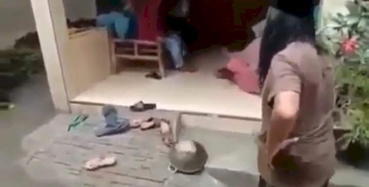 Ketua RT Gondrong Ini Ngamuk Lempar Wajan ke Emak-emak Asyik Ngerumpi: Lo Sakit Pada Ngeluh!