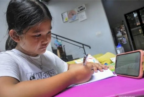 Mendikbud Izinkan Dana BOS untuk Kuota Internet, IGI: Banyak Guru Tak Sanggup Kelas Maya