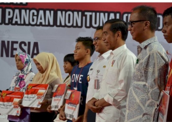Anies Terbitkan Keputusan Gubernur Bansos Bagi 1.194.633 KK Terdampak COVID-19