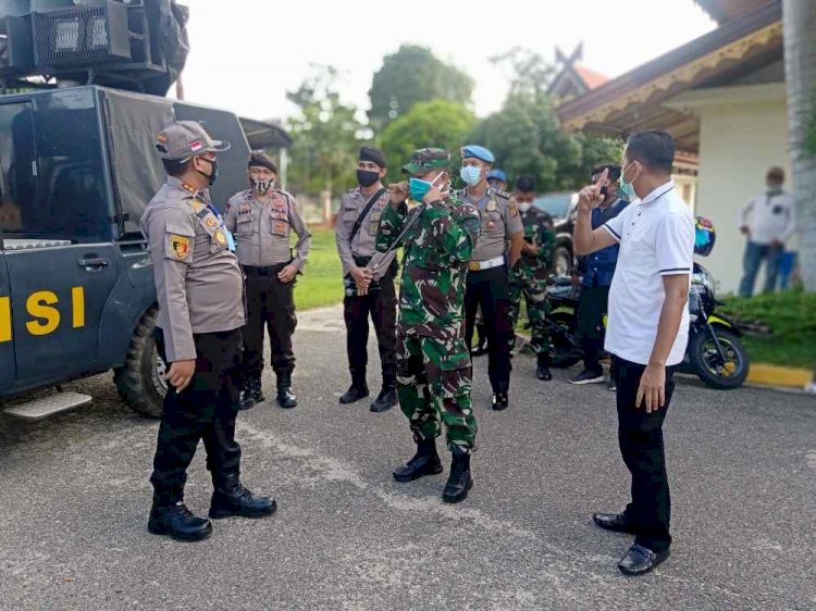 Wabup Apri Sosialisasi Physical Distancing dan Bagi Sembako Bersama TNI & Polri