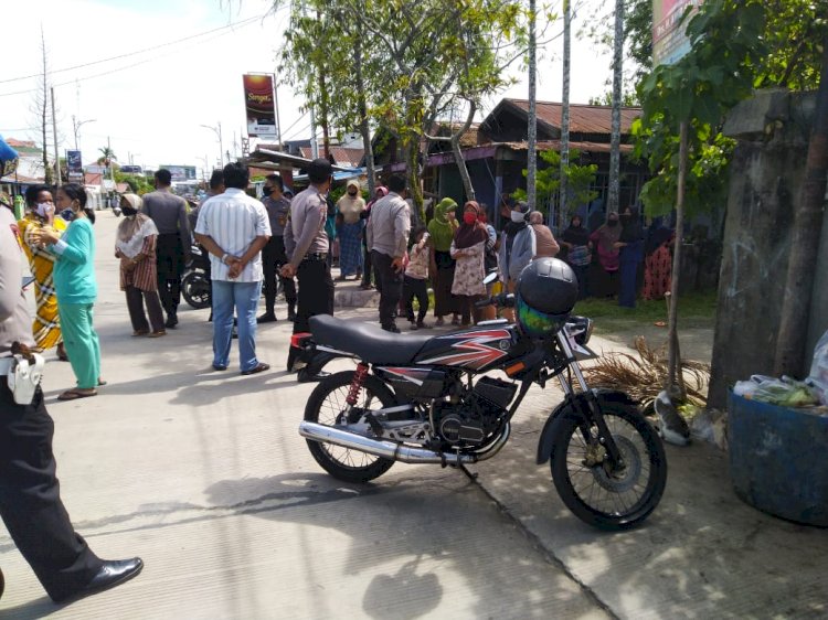 Emak-emak di Tanjab Barat Ini Tertipu Pembagian Sembako Gratis di DPC Gerindra