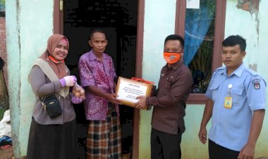 Peduli, KPU Sarolangun Bagi Masker dan Paket Sembako ke Warga Terdampak Covid-19