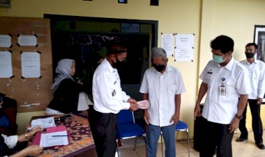 Desa di Kecamatan Sekernan Muarojambi Ini Perdana Salurkan BLT