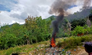 Berhasil Kabur, Motor Milik Penjambret Dibakar Warga di Kerinci