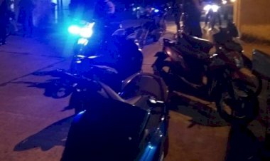 Berpakaian Lengkap, Puluhan Anggota Polres Kerinci Bubarkan Kerumunan Warga