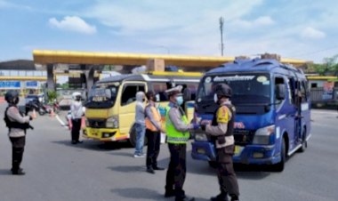 Duh! 102 Kendaraan Pemudik diminta Putar Balik di GT Cileunyi