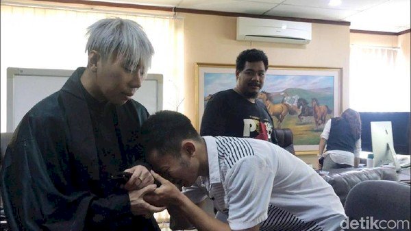 Duh! Peramal Roy Kiyoshi Ditangkap Polisi Terkait Narkoba