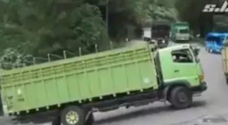 Viral Truk Tak Sanggup Daki Tanjakan Hanya Ada di Daerah Ini, Reaksi Bapak Ini Bikin Geli