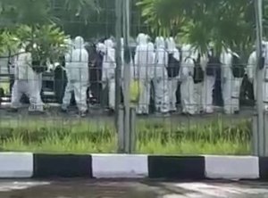 Viral Ratusan TKA Pulang ke China dari Sumsel Gunakan Hazmat