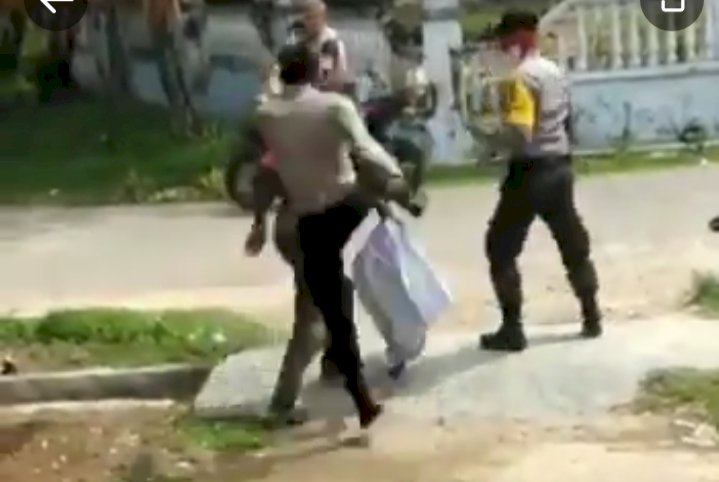 Viral! Dua Polisi Pukul dan Tendang Pria Diduga ODGJ