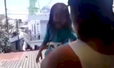 Viral Sang Ibu Suruh Anaknya Ambil Bantal di Atap Rumah, Netizen: Bantal Bisa Beli, Anaknya Jatuh Emang Bisa Dibeli Toko Mainan?