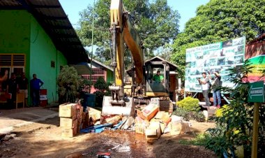 Gunakan Excavator, Kejari Jambi Musnahkan Ribuan Botol Miras