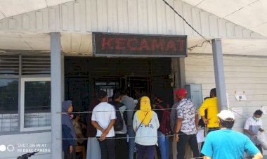 Tak Patuhi Protokol Kesehatan, Warga Tanjab Barat Berdesakan di Kantor Dukcapil