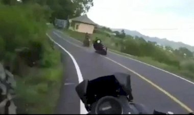 VIRAL! Ngebut di Jalan, Tabrakan Motor NMax dengan Scoopy Ditikungan Hingga Terpental