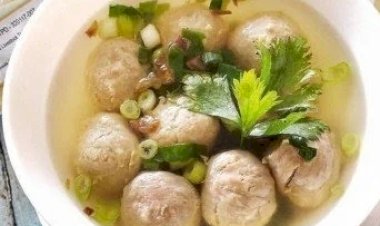 Hiii! Viral Tukang Bakso Ini Terekam CCTV Ludahi Mangkok Konsumen