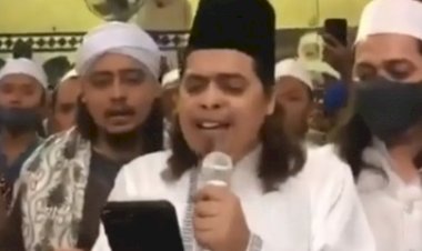 Sejumlah Pria Berjubah Desak Jokowi Mundur Jika Kerjasama dengan Komunis