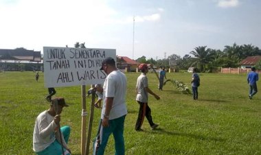 Nah, Puluhan Orang Tanam Sawit di Lapangan Aksodano Muarojambi, Ada Apa?