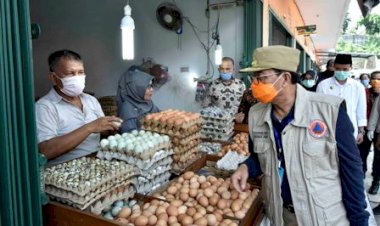 Gubernur Tinjau Ketersediaan Bahan Pokok di Pasar Angsoduo