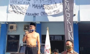 Massa Demo di Kampus Universitas Islam Batik Solo, Rektor Buka Baju: Saya Mundur dari Kampus