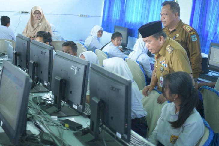 Ujian Siswa di Merangin Secara Online, Kadisdik: Yang Tidak Punya HP, Guru Antar Soal ke Rumah