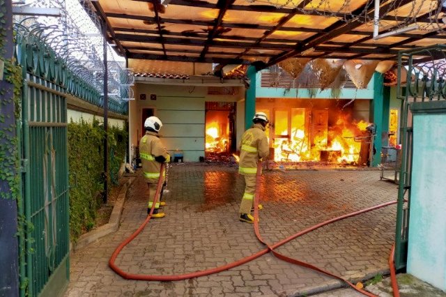 Rumah Terbakar di Kramat Jati, 11 Armada Damkar Turun Padamkan Api