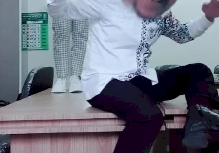 Duh! Kadis Pariwisata Ini Joget TikTok di Meja Kantornya Bersama Perempuan: Disitulah Khilafnya Saya