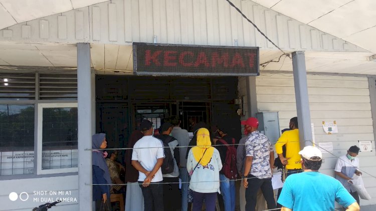 Tak Patuhi Protokol Kesehatan, Warga Tanjab Barat Berdesakan di Kantor Dukcapil