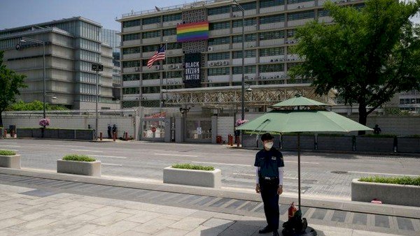 Kedubes AS Turunkan Spanduk Kampanye Black Lives Matter & LGBTQ