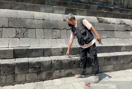 Hujan Abu Gunung Merapi Menuju Candi Borobudur
