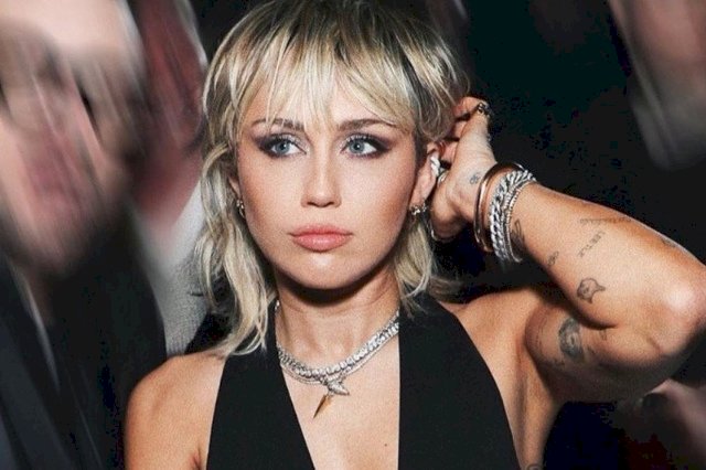 Seleb Miley Cyrus Dituduh Curi Foto oleh Jurnalis