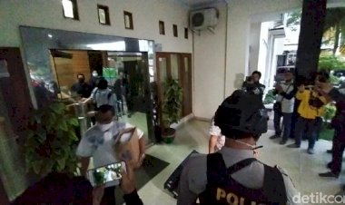 Petugas KPK Sita Koper-Dus Dokumen dari Dinas PU Banjar