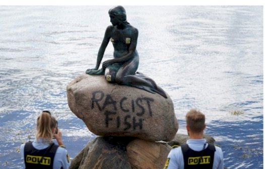 Patung Little Mermaid di Denmark Dicoreti tulisan "Racist Fish"