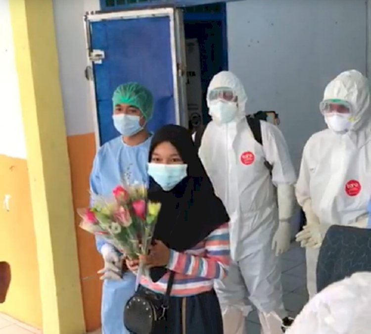 Diberikan Bunga, 2 Pasien Covid-19 di Tanjab Barat Ini Dinyatakan Sembuh