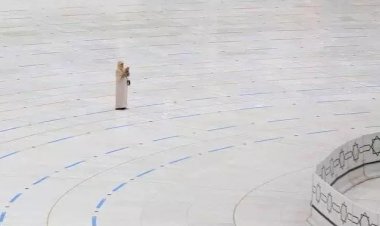 Viral! Perempuan Berdoa Sendirian di Depan Kakbah Bikin Netizen Kagum