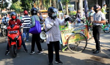Susuri Perumahan Elit, Risma: Tolong Jaga Jarak, Tolong Pakai Masker!