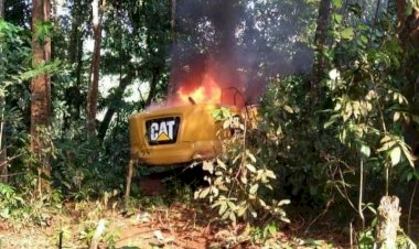 Geram PETI Merajalela di Tuo Limbur, Warga Peninjau Demo dan Bakar Alat Berat