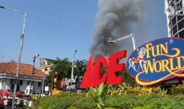 Kebakaran di Pasar Blauran Surabaya, Asap Membumbung Tinggi