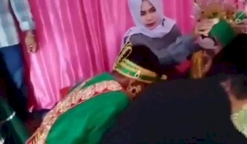 Viral Pengantin Kocar-kacir Saat Rumah Tempat Akad Nikah Roboh, Tamupun Berhamburan