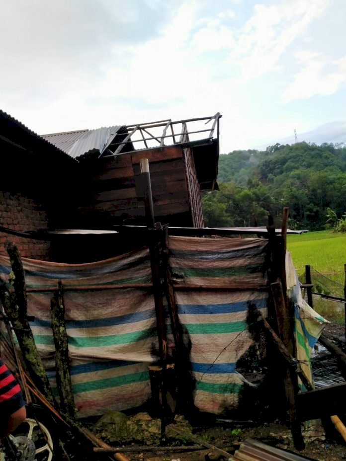 Dihantam Badai, Rumah Warga di Pengasi Lama Kerinci Rusak Parah