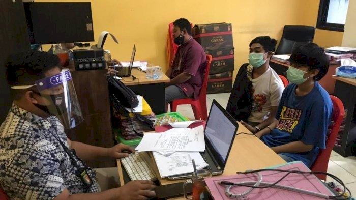 Sudah Menuduh Curi HP, 4 Pemuda Ini Gebuki Sahabat Sendiri Hingga Babak Belur