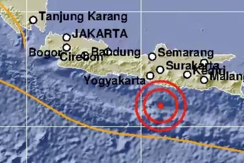 Gempa Pacitan Dini Hari Bikin Panik Warga, Begini Suasana Mereka Berhamburan Keluar Rumah
