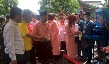 Datang Bersamaan, CE- Ratu Daftar di KPU Dikawal Emak-emak