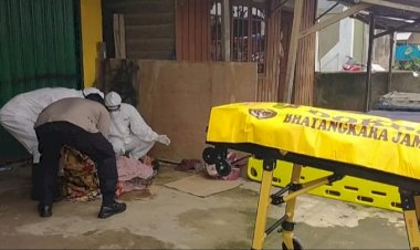 Pria Tanpa Identitas Ditemukan Tewas di Depan Gedung UNJA Kualatungkal, Petugas Evakuasi Gunakan APD