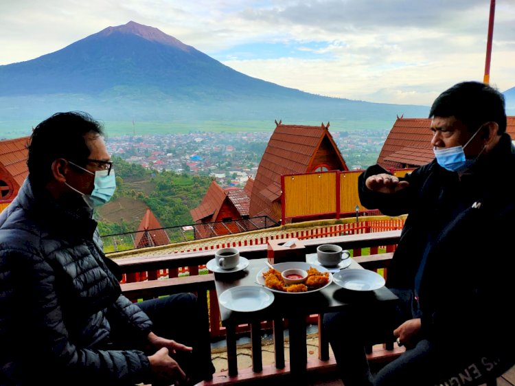 Ngobrol Santai di Kaki Gunung Kerinci, Syafril Utarakan Ini ke Gubernur Sumbar